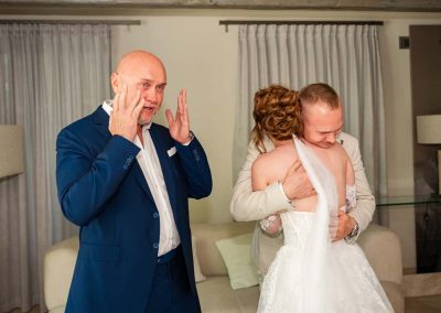 A menyasszony és a vőlegény ölelése és érzelmi reakciók.