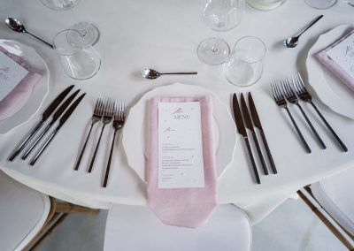 Esküvői asztal dekoráció, elegáns étkészlettel és menüvel.