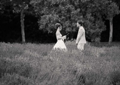 Esküvői pár az erdőben, romantikus pillanatban.