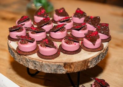 Csokoládés és málnás esküvői desszert, pink színű krémmel.