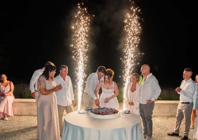 Esküvői torta és tűzijáték a szabadban, boldog pillanatok.