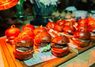 Esküvői hamburgerek a vendégek számára, színes és ízletes fogás.