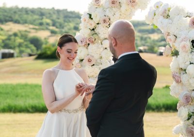 Esküvői ceremónia szabadban, menyasszony és vőlegény az oltár előtt.