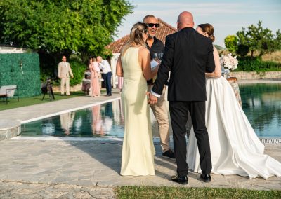 Esküvői vendégek a vízparti szertartásnál, romantikus pillanatok.