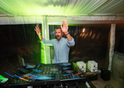 Esküvői DJ a tánctéren, boldog és energikus hangulatban.