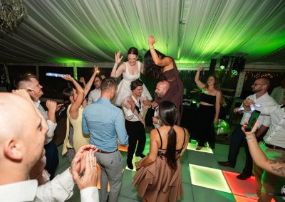 Esküvői vendégek táncolnak és szórakoznak a zenés rendezvényen.