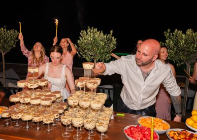 Esküvői vacsora és boldog vendégek a sötét éjszakában.