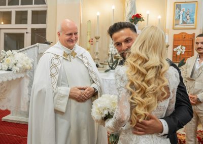 Menyasszony és vőlegény az esküvői szertartáson.
