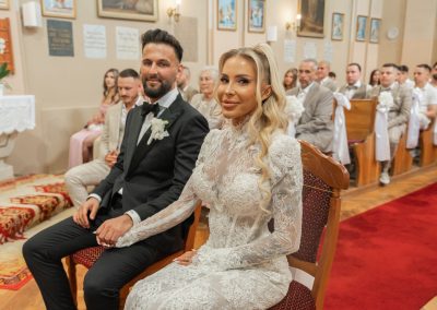 Esküvői pár a templomban, boldog és elegáns menyasszony és vőlegény.