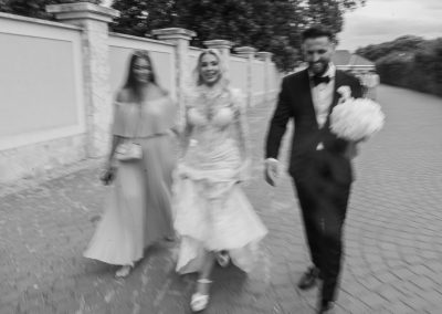 Esküvői pár sétál a városi utcán, boldog és elegáns megjelenéssel.