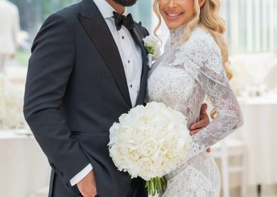 Esküvői pár a szertartáson, boldog és elegáns megjelenésben.