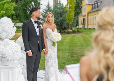 Esküvői pár az esküvői szertartáson, romantikus pillanatban.
