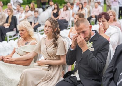 Esküvői vendégek érzelmi pillanata a szertartáson.