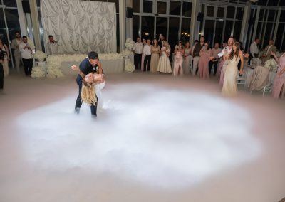 Esküvői tánc a felhős hatású szalonban, romantikus pillanatok a menyasszony és a vőlegény között.
