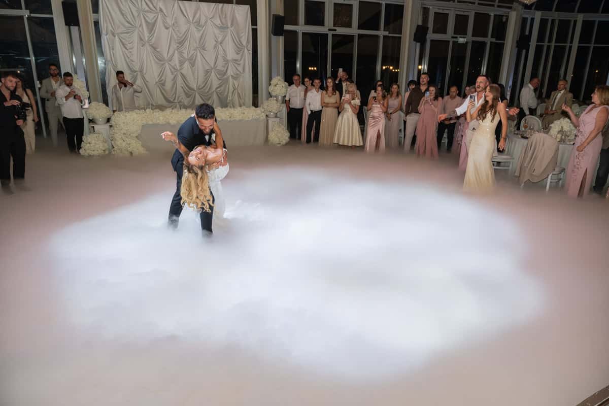 Lizi-es-David-eskuvoi-fotozas-Forgach-kastely- 465 Esküvői tánc a felhős hatású szalonban, romantikus pillanatok a menyasszony és a vőlegény között.