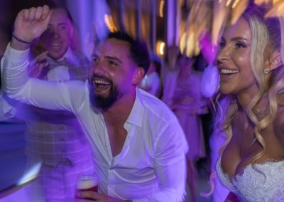 Esküvői vendégek boldogan szórakoznak a táncparketten.