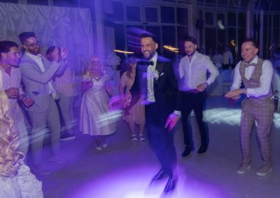 Esküvői vendégek táncolnak a lagzin, boldog pillanatok a táncparketten.