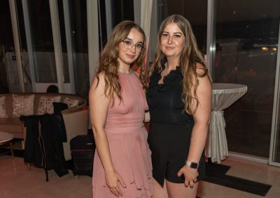Esküvői képek két női vendég portréja elegáns ruhában.