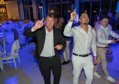 Esküvői vendégek táncolnak és szórakoznak a lagzin.
