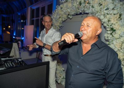 Esküvői zenész és DJ a táncparketten, romantikus hangulatban.